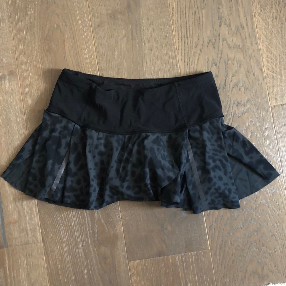 Black Lululemon skirt with pattern